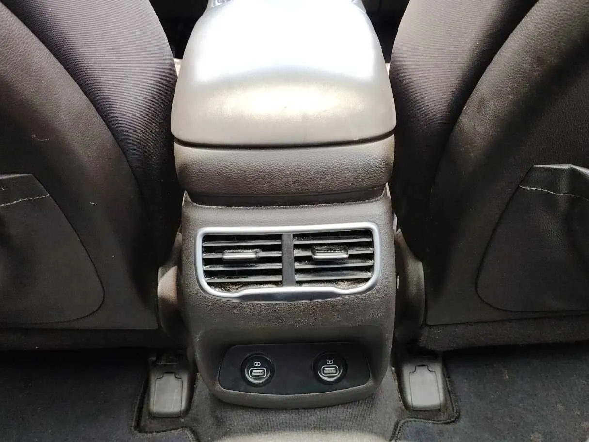 Car image 30