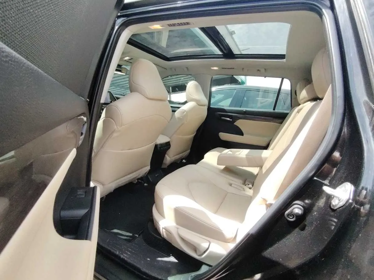 Car image 23