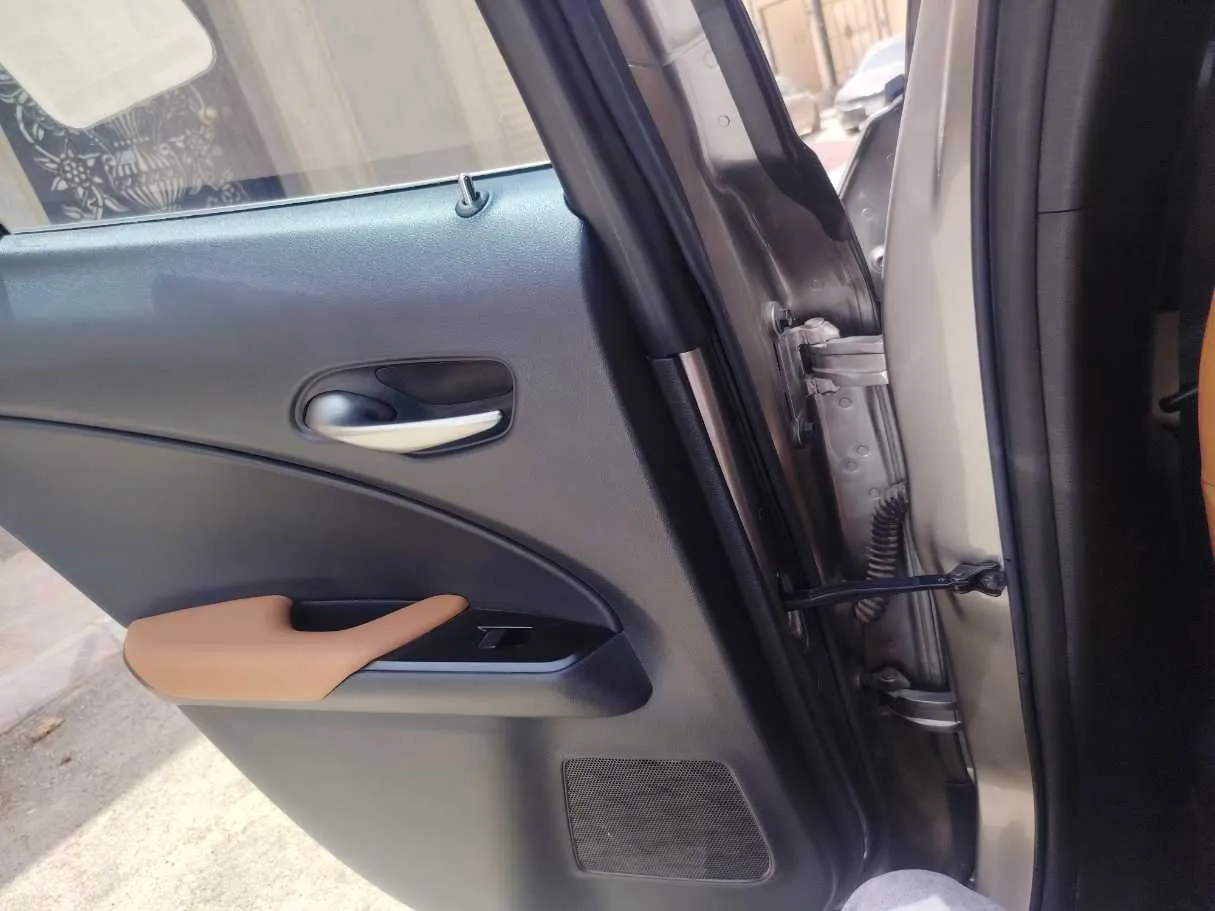 Car image 26