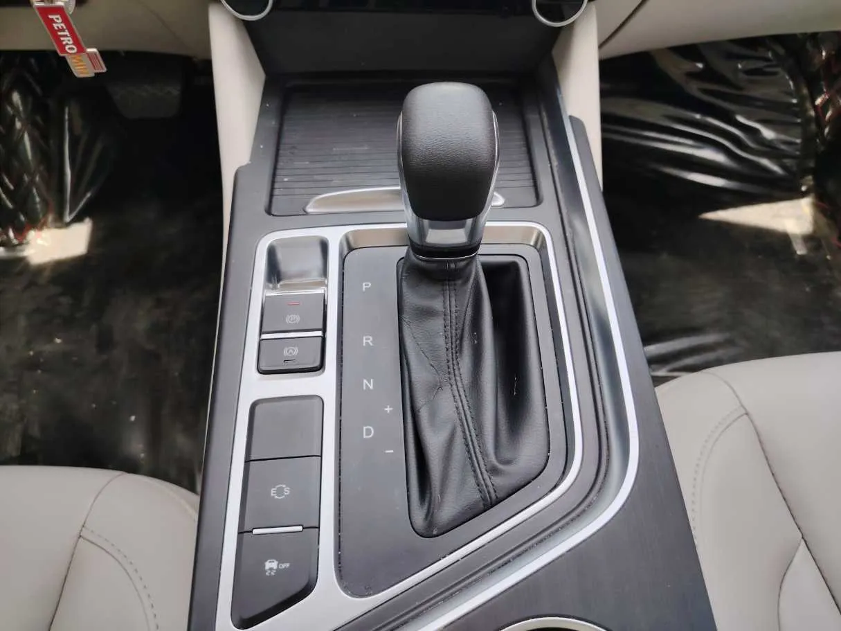 Car image 15