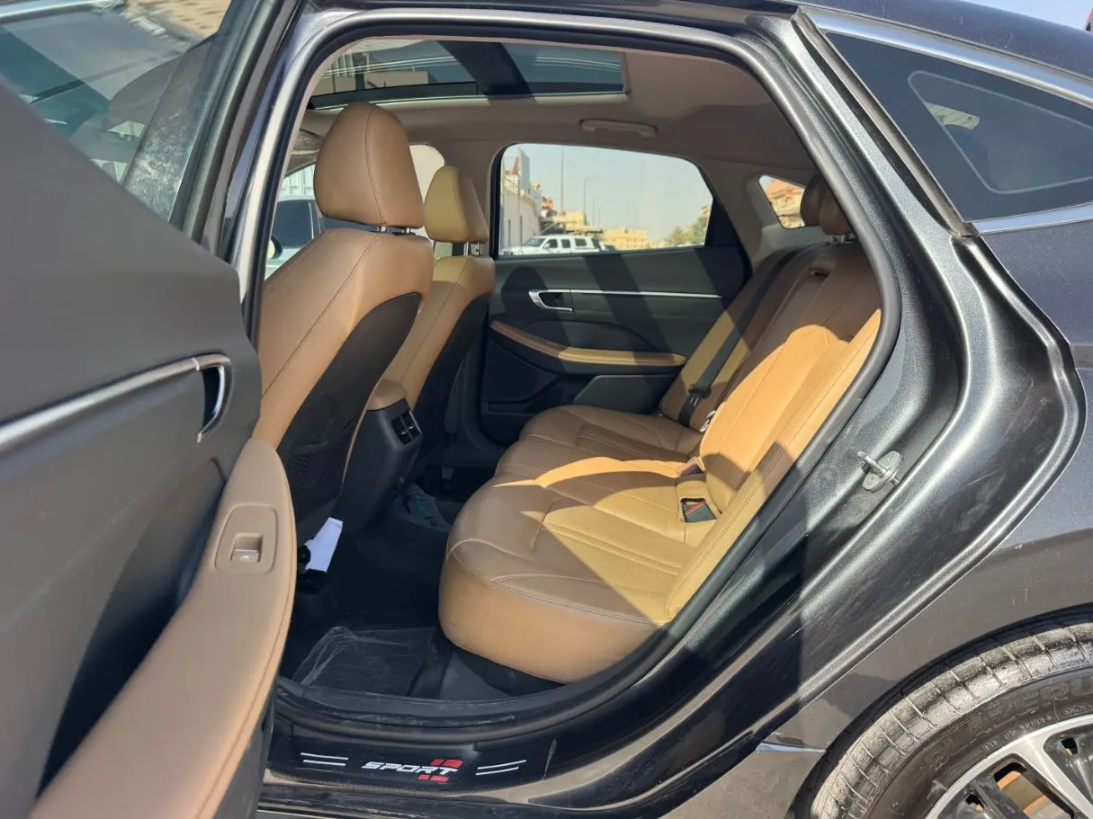 Car image 13
