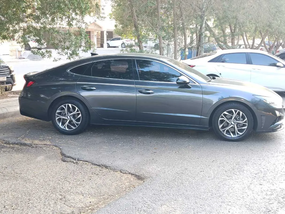 Car image 4