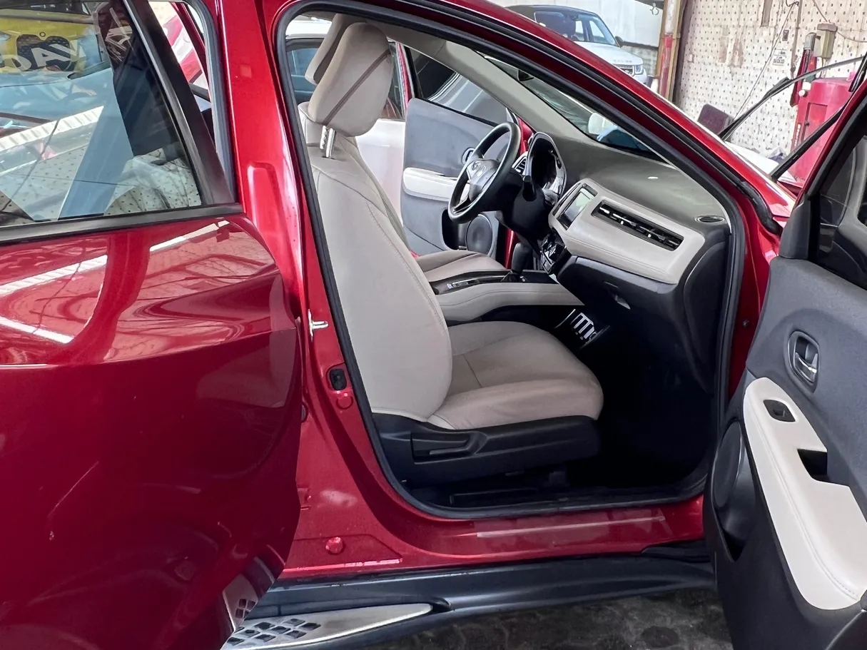 Car image 10