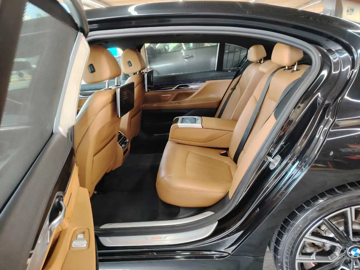Car image 14