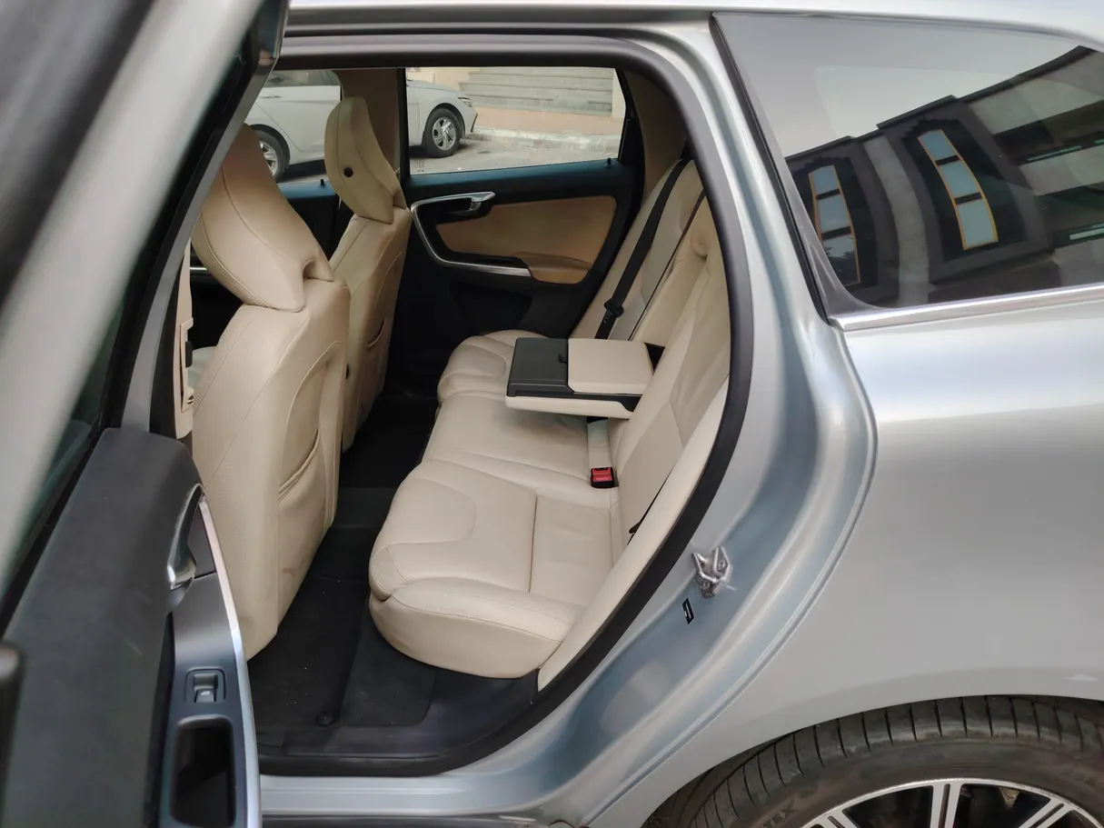 Car image 15