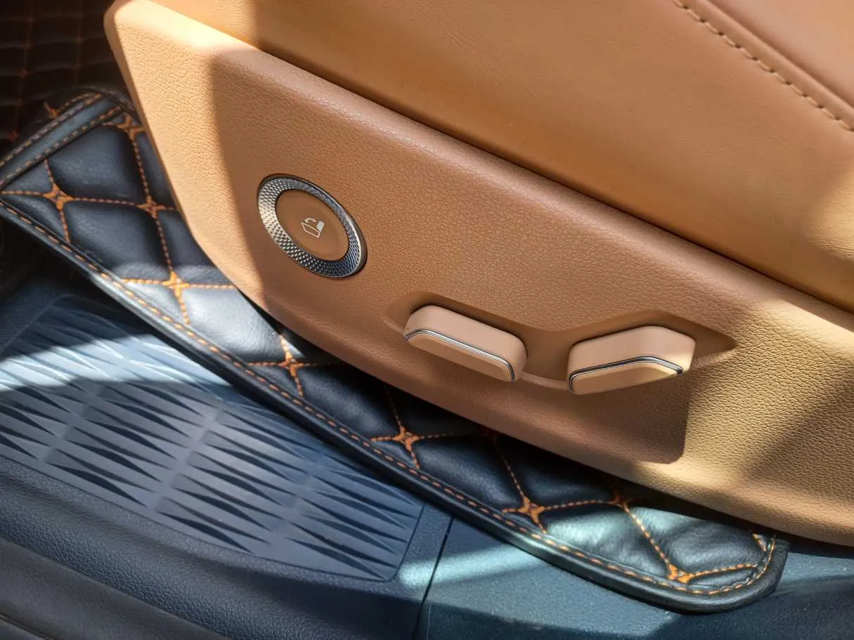 Car image 24