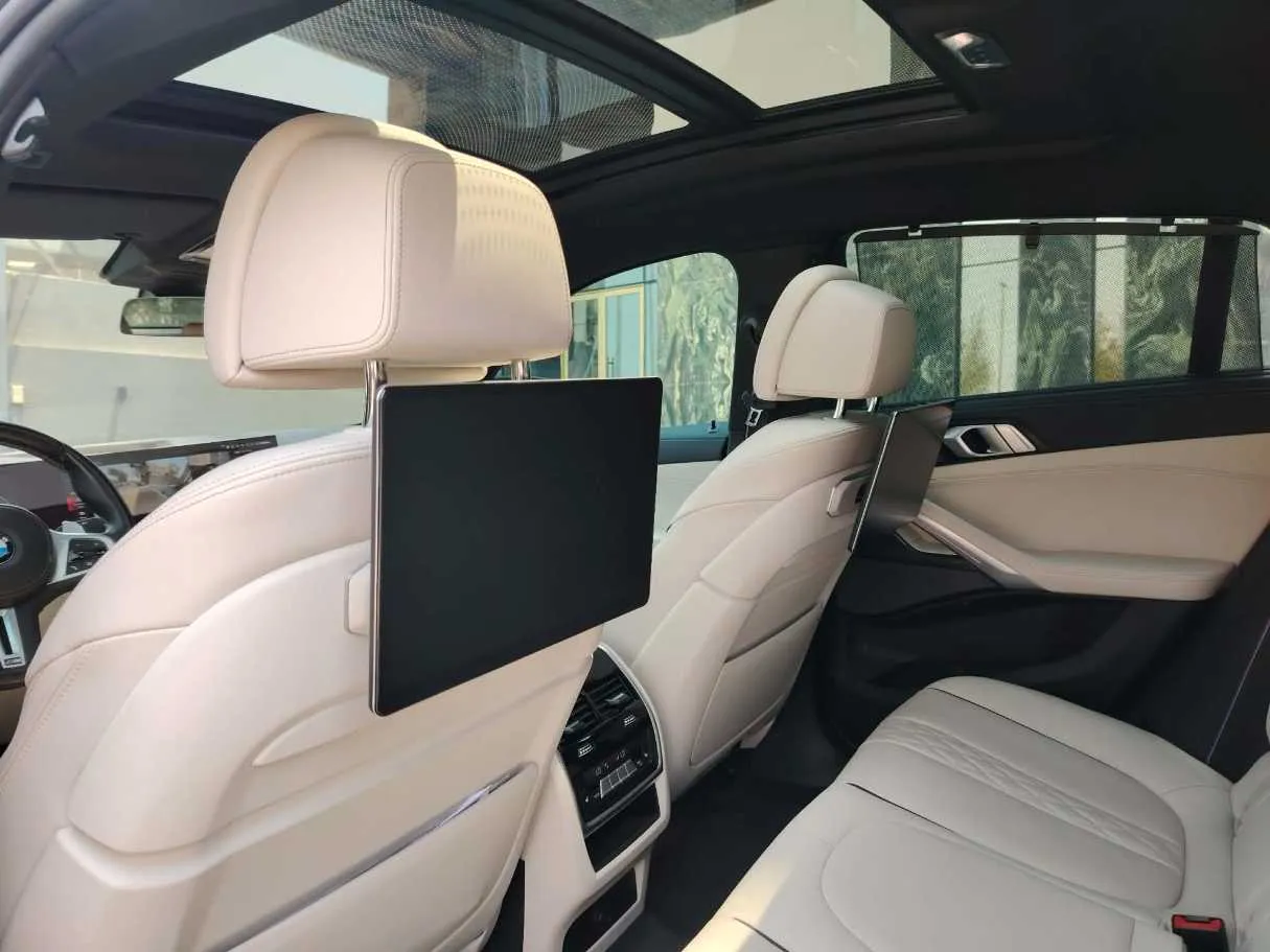 Car image 18