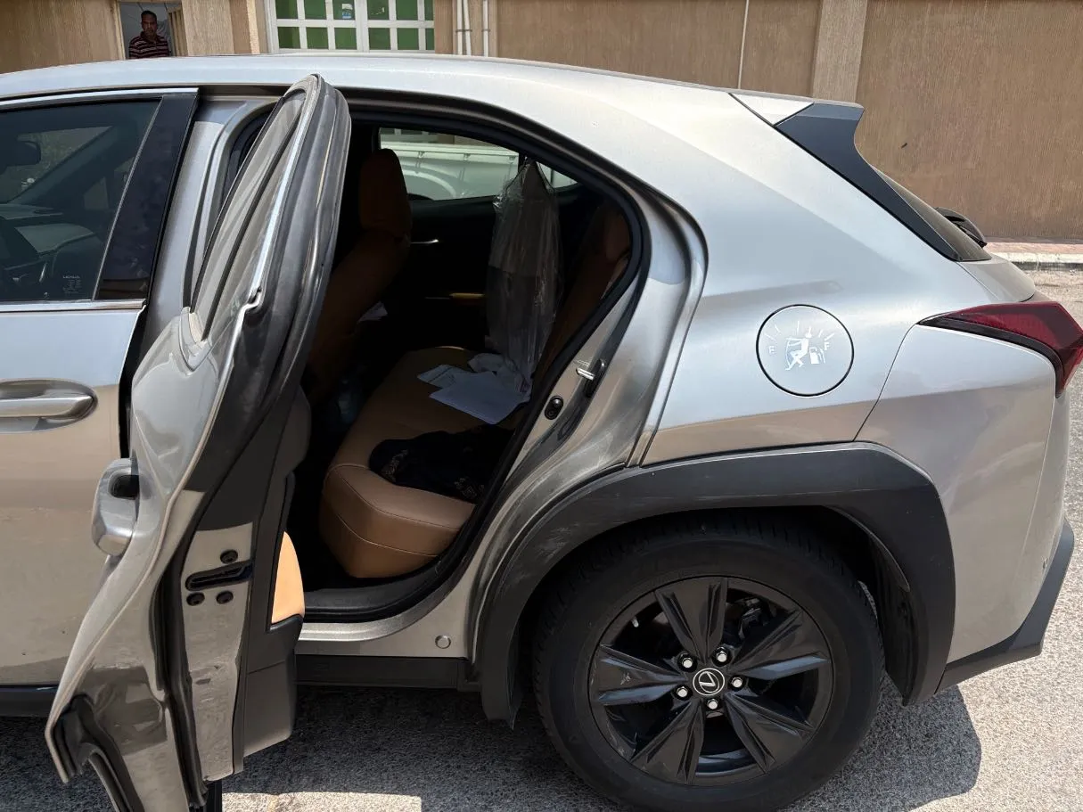 Car image 15