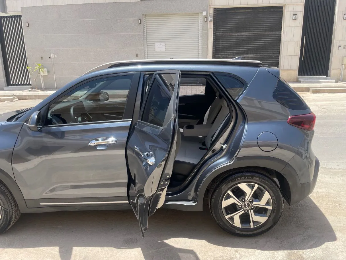 Car image 15