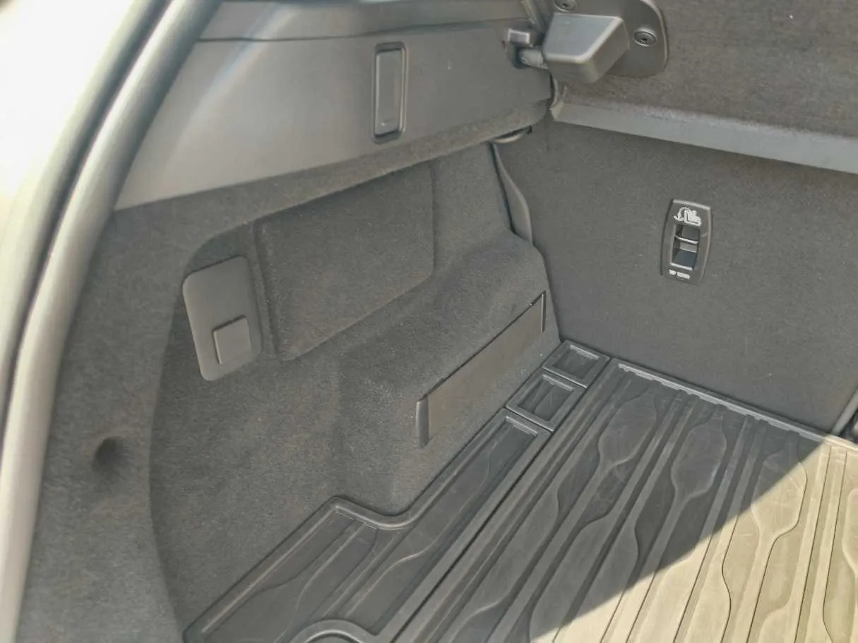 Car image 28