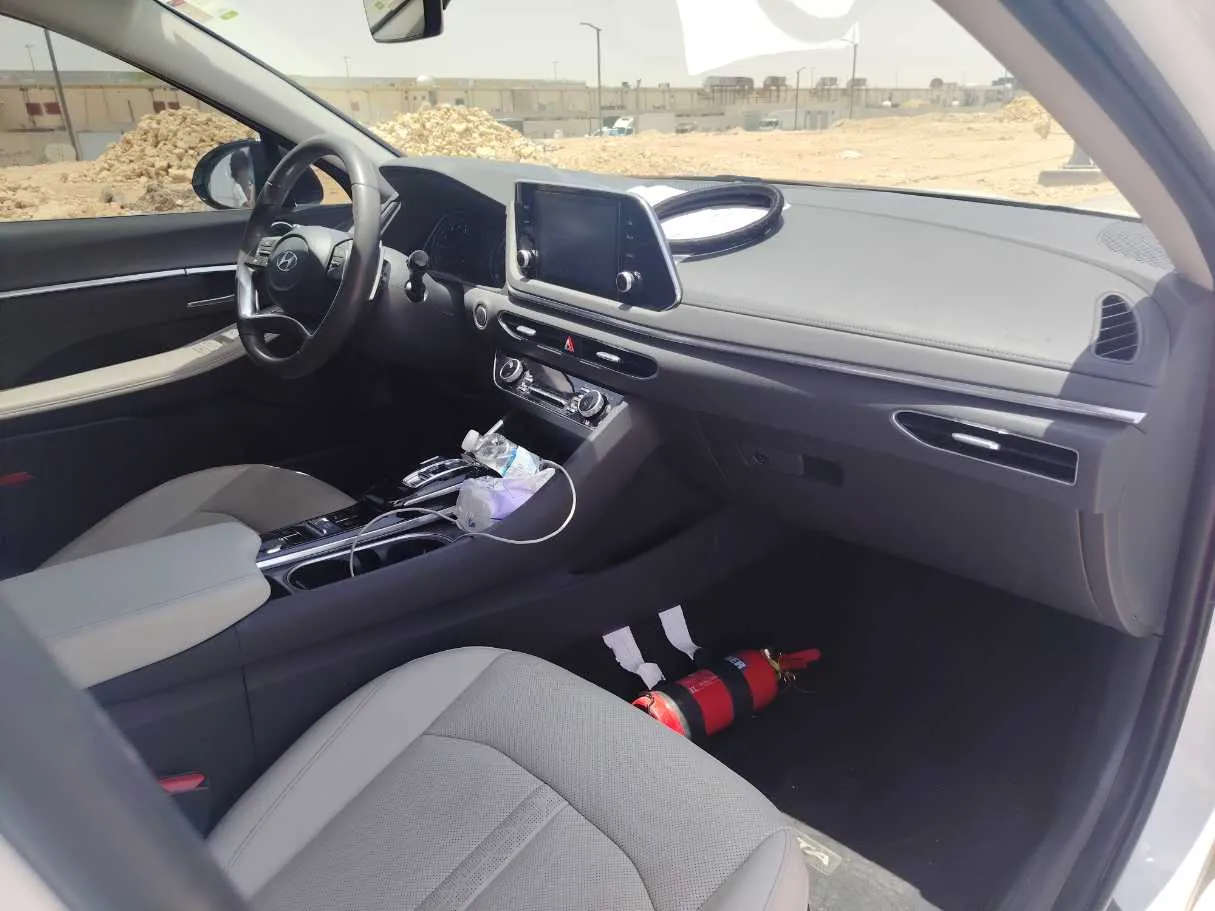 Car image 14