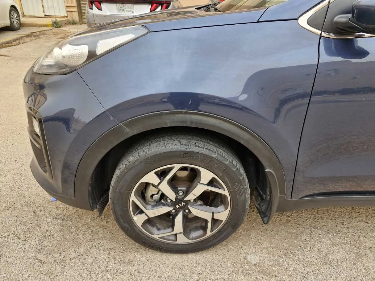 Car image 9