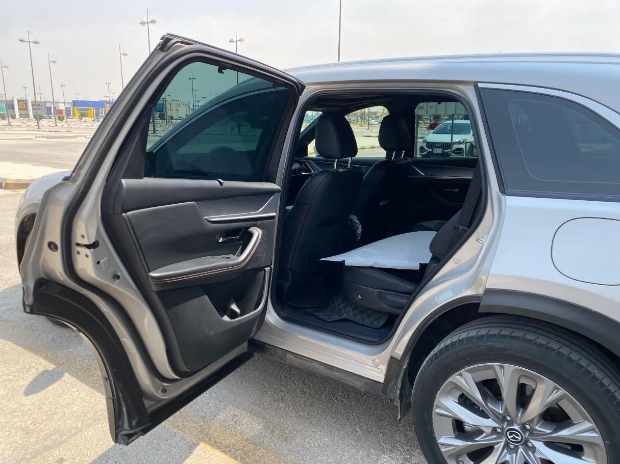 Car image 12