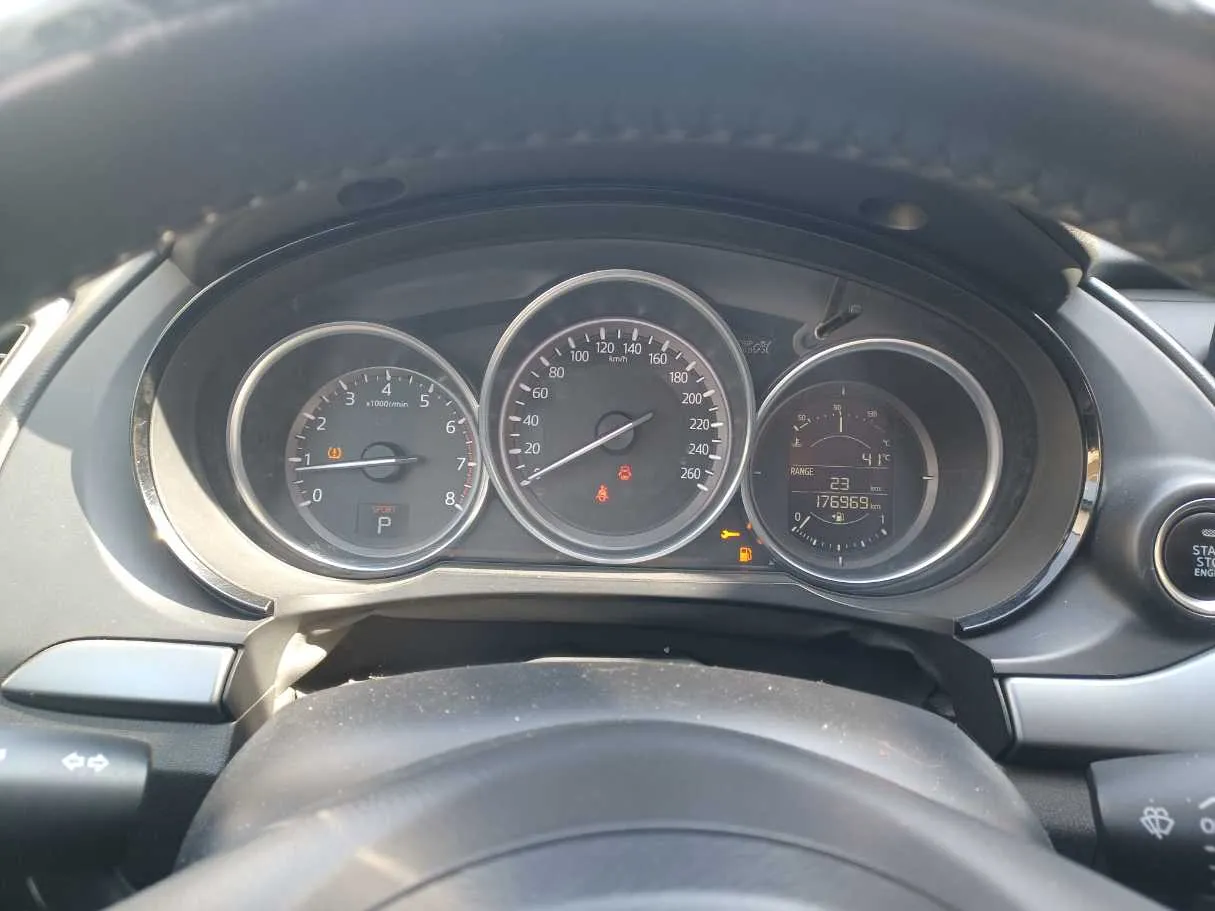 Car image 16