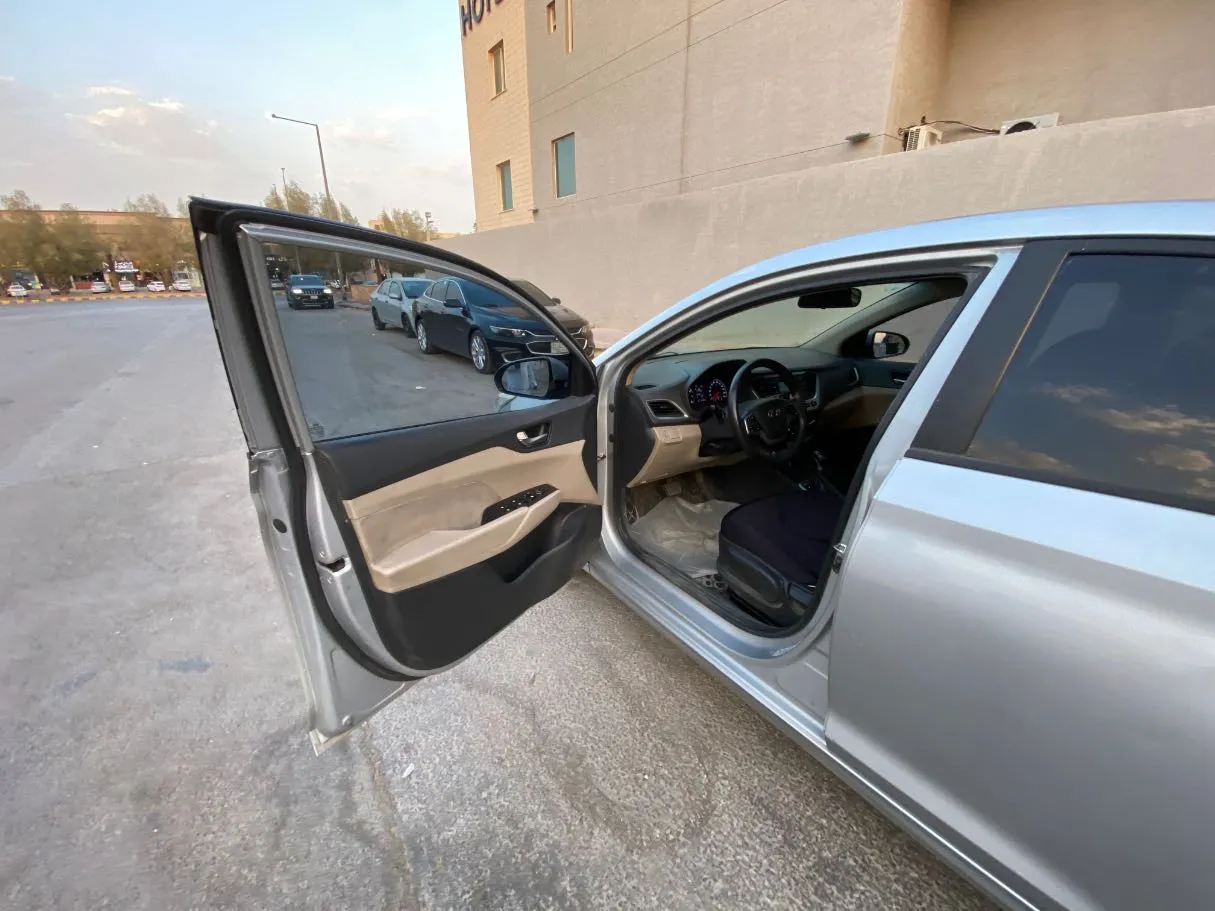 Car image 10