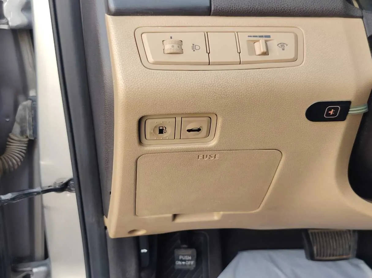 Car image 24