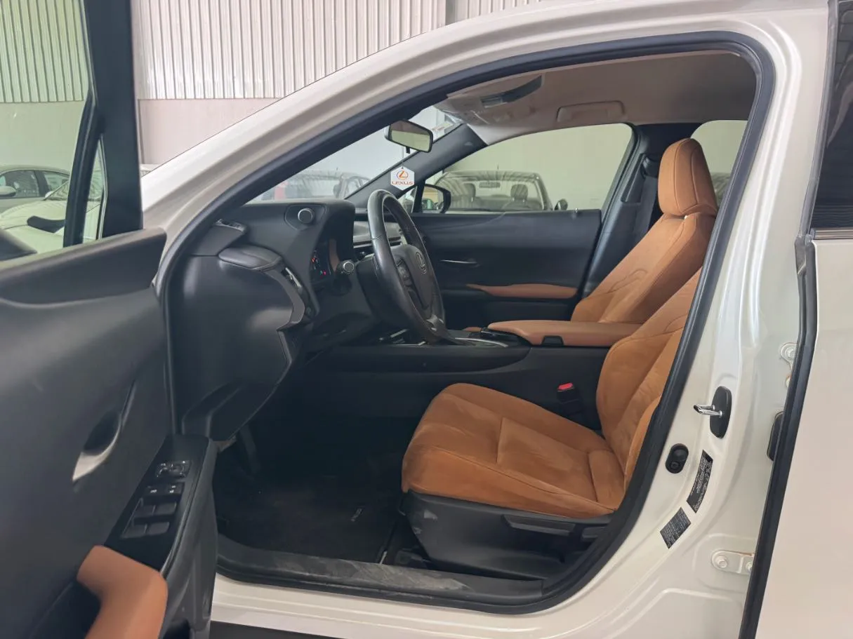 Car image 11