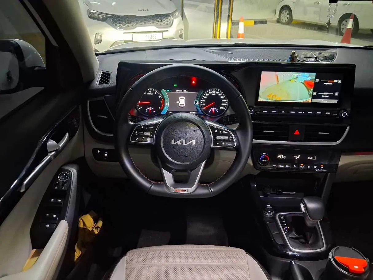 Car image 18