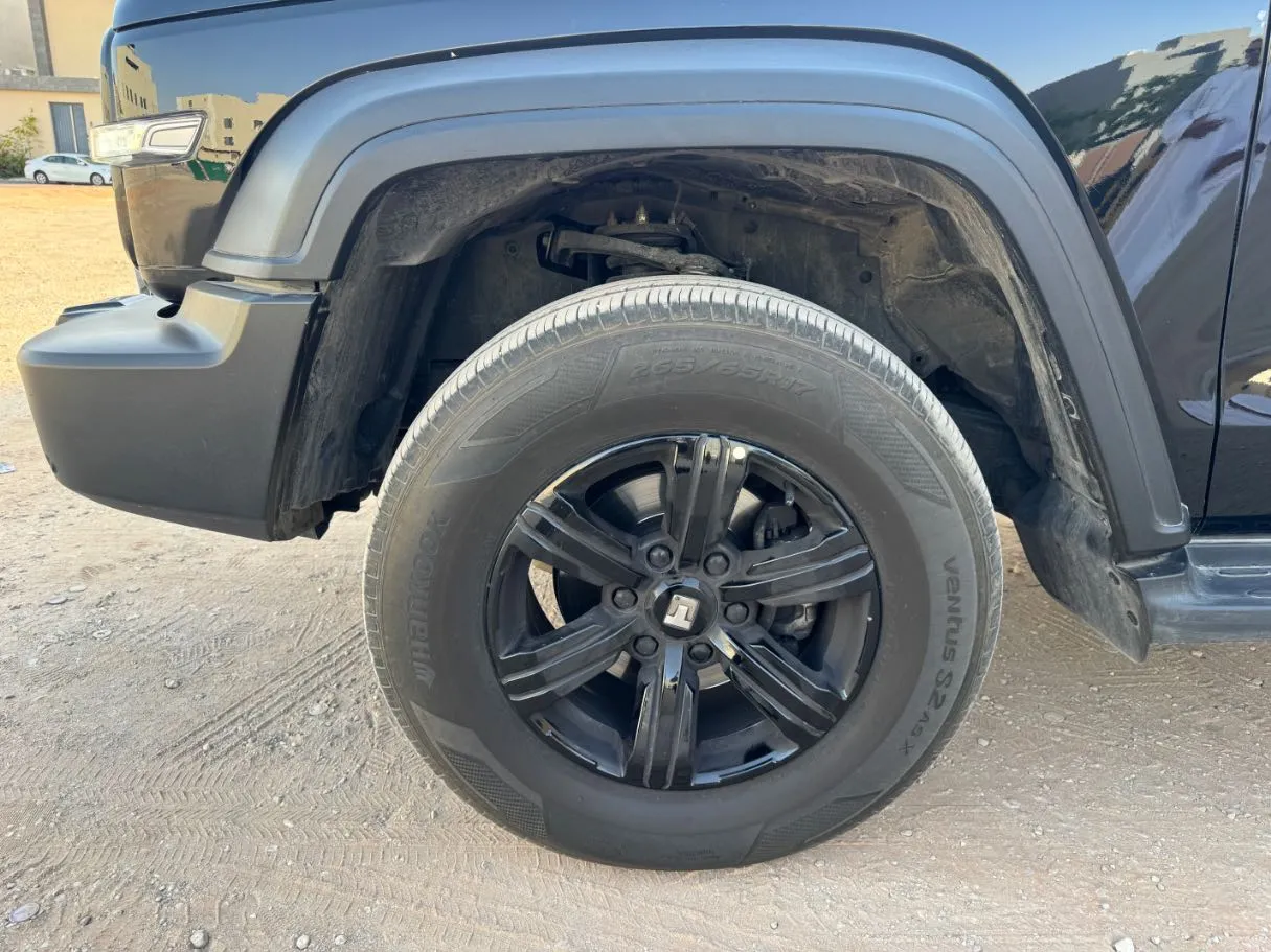 Car image 9