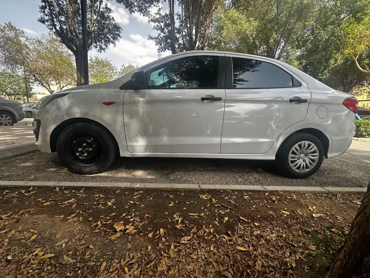 Car image 8