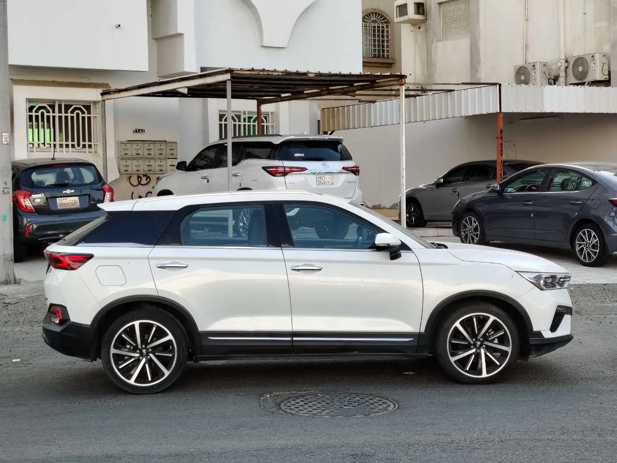 Car image 4