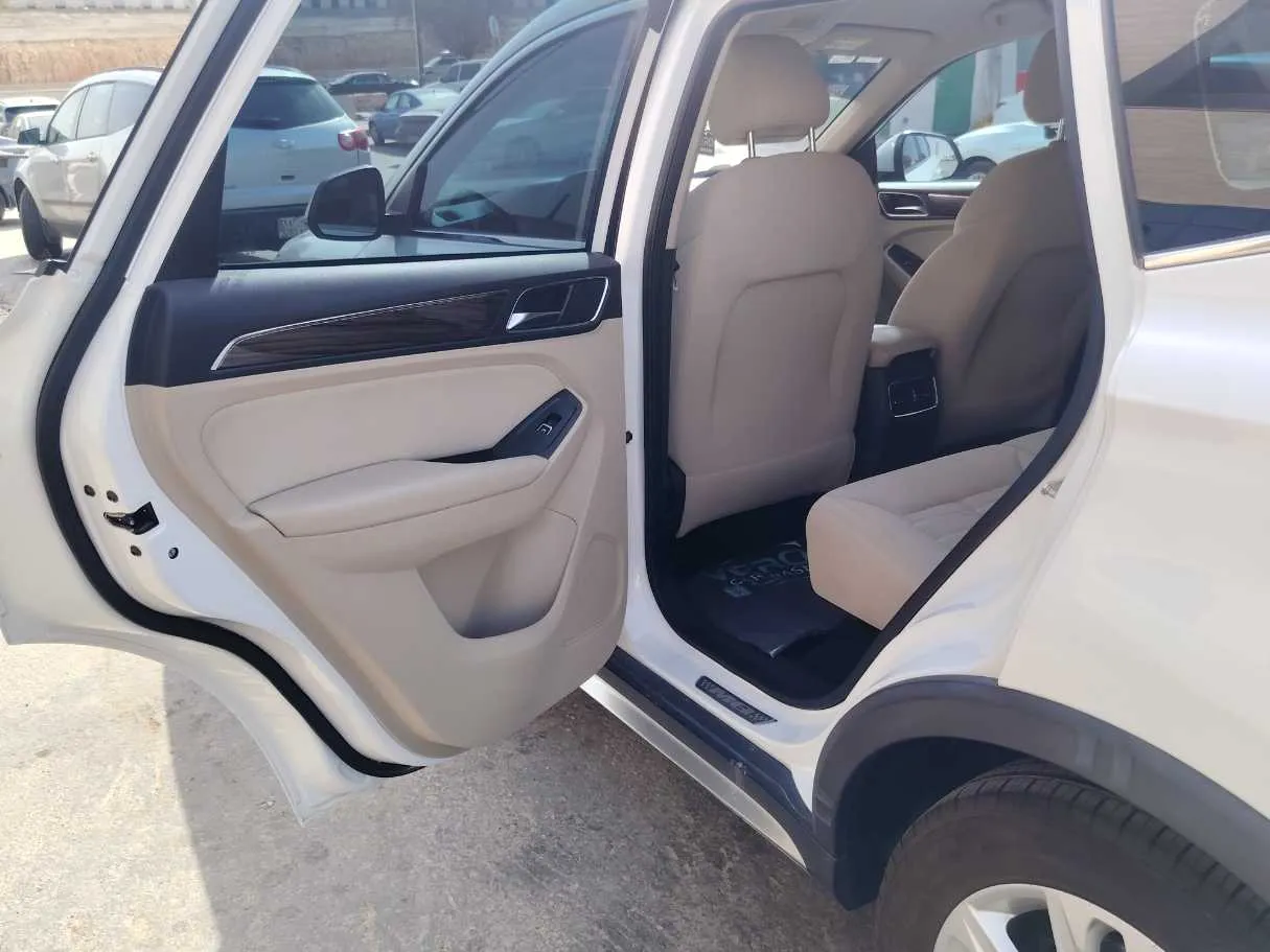 Car image 13