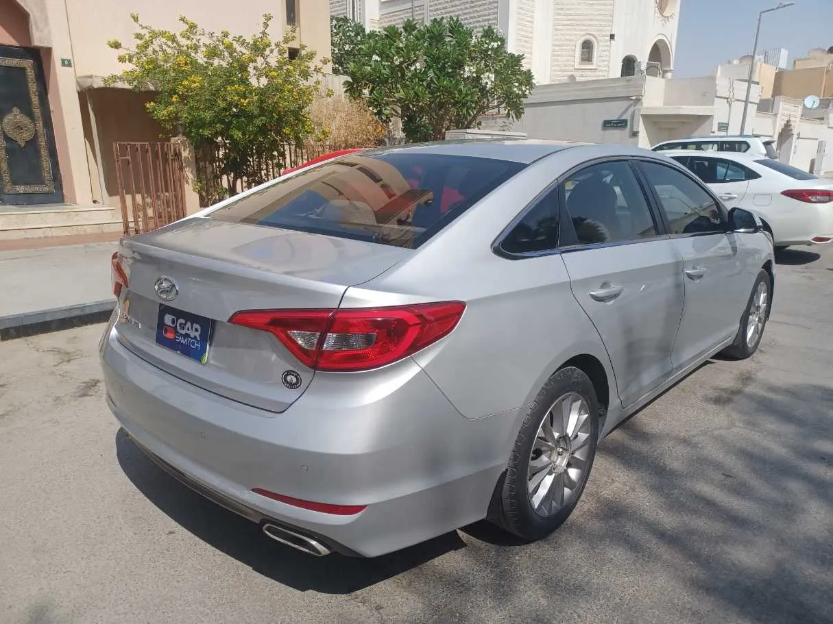 Car image 5