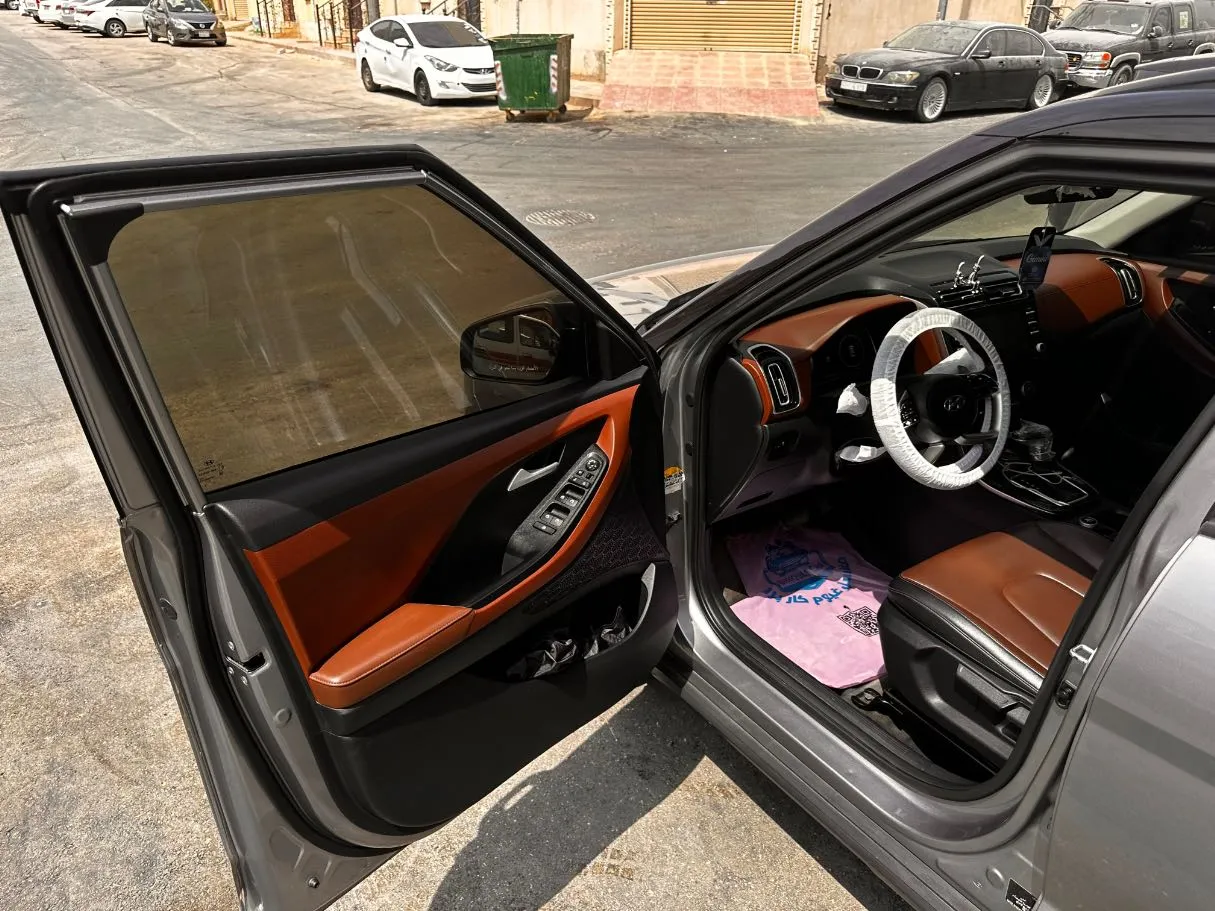 Car image 10