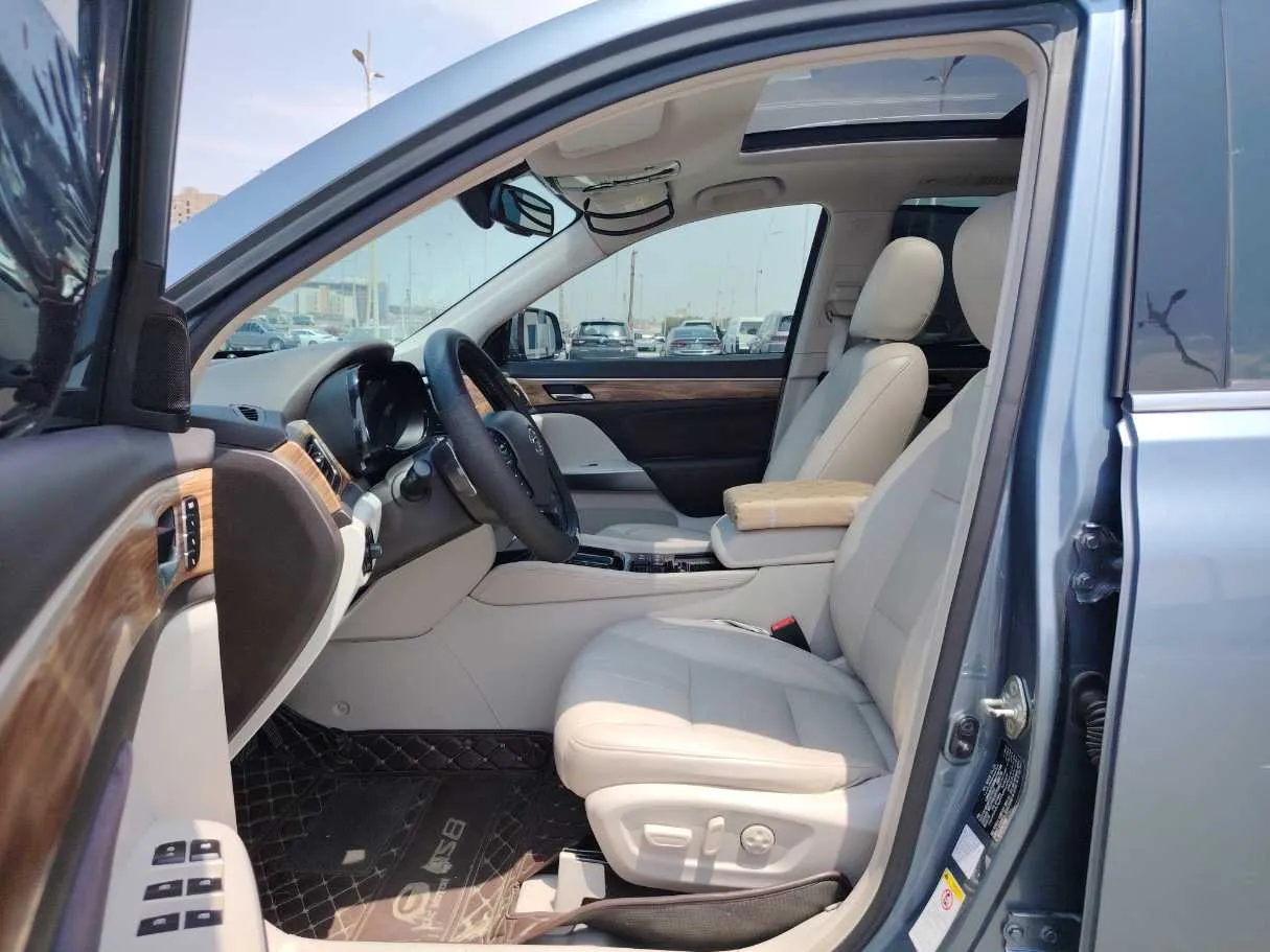 Car image 11