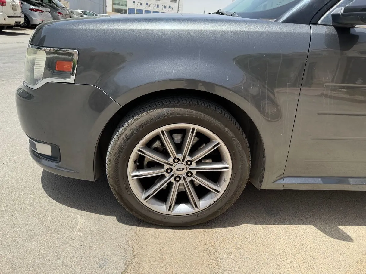 Car image 9