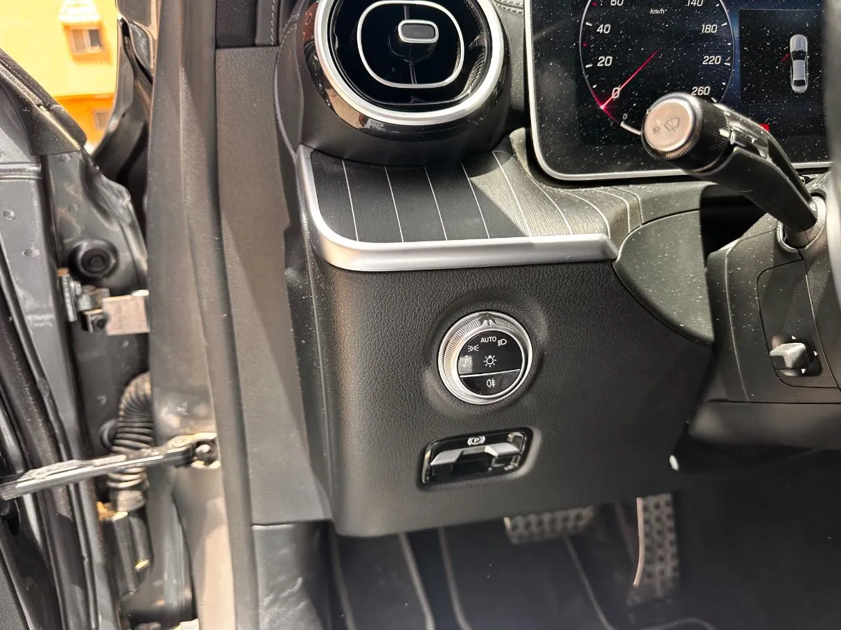 Car image 27