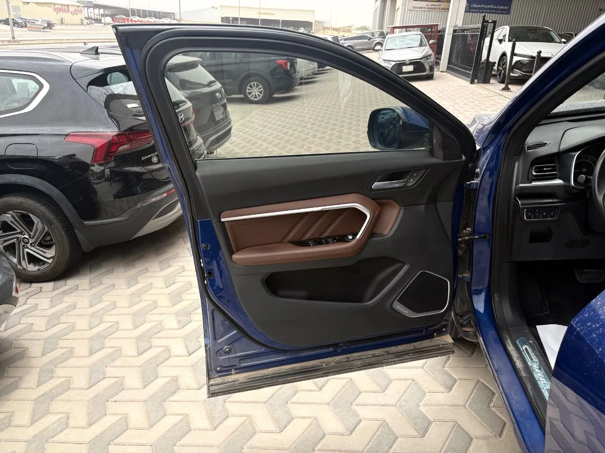Car image 7