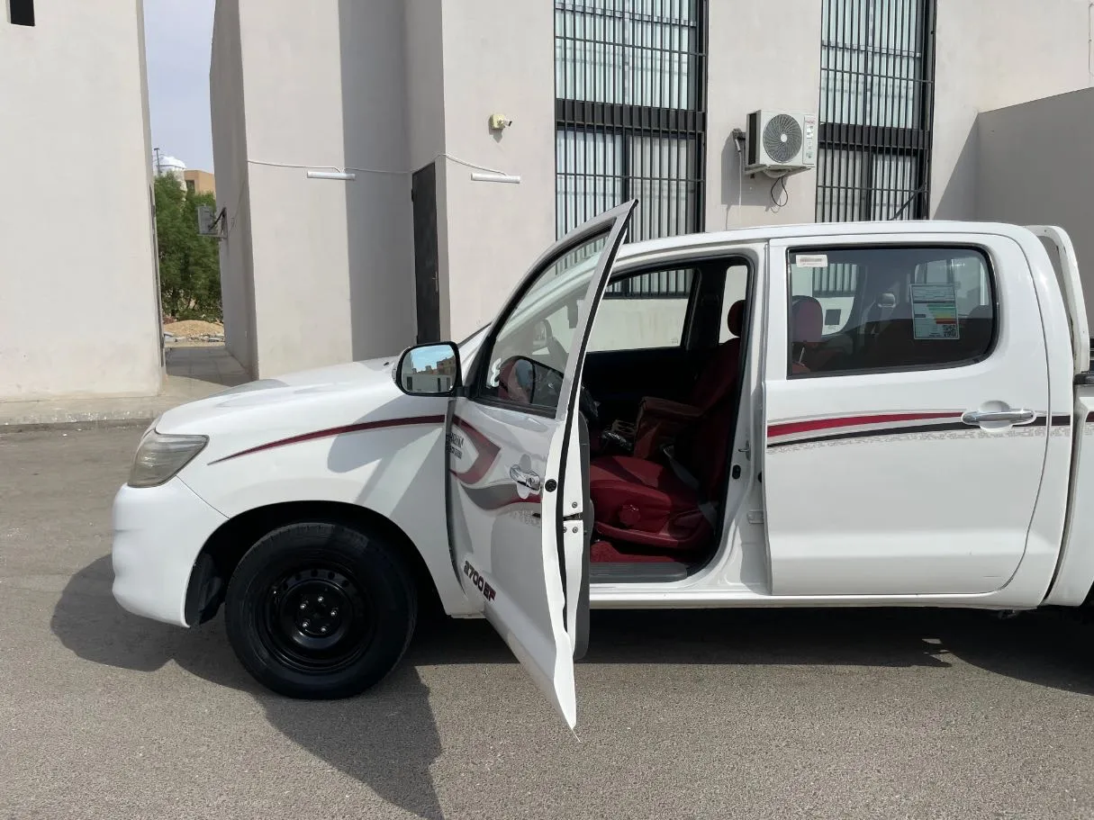 Car image 12