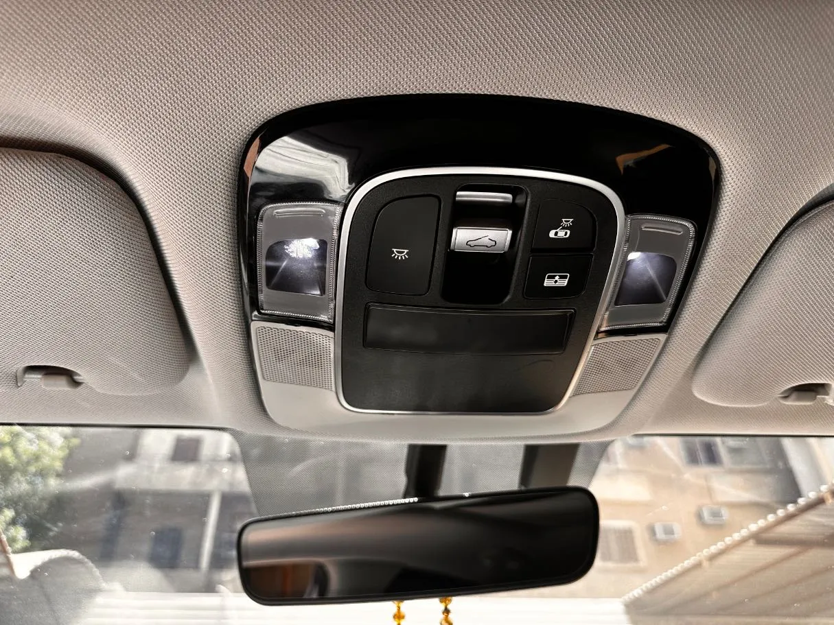 Car image 25
