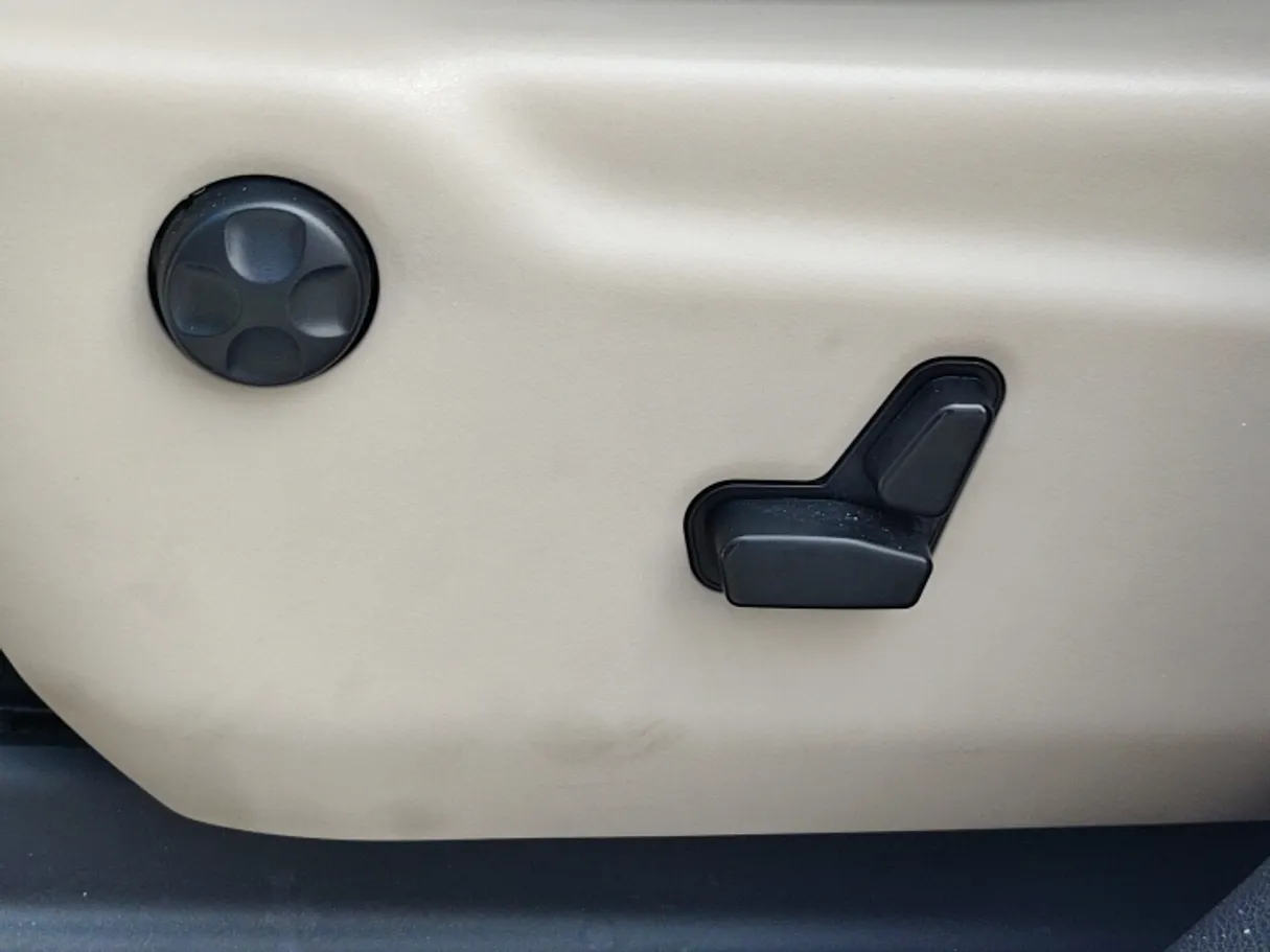 Car image 32
