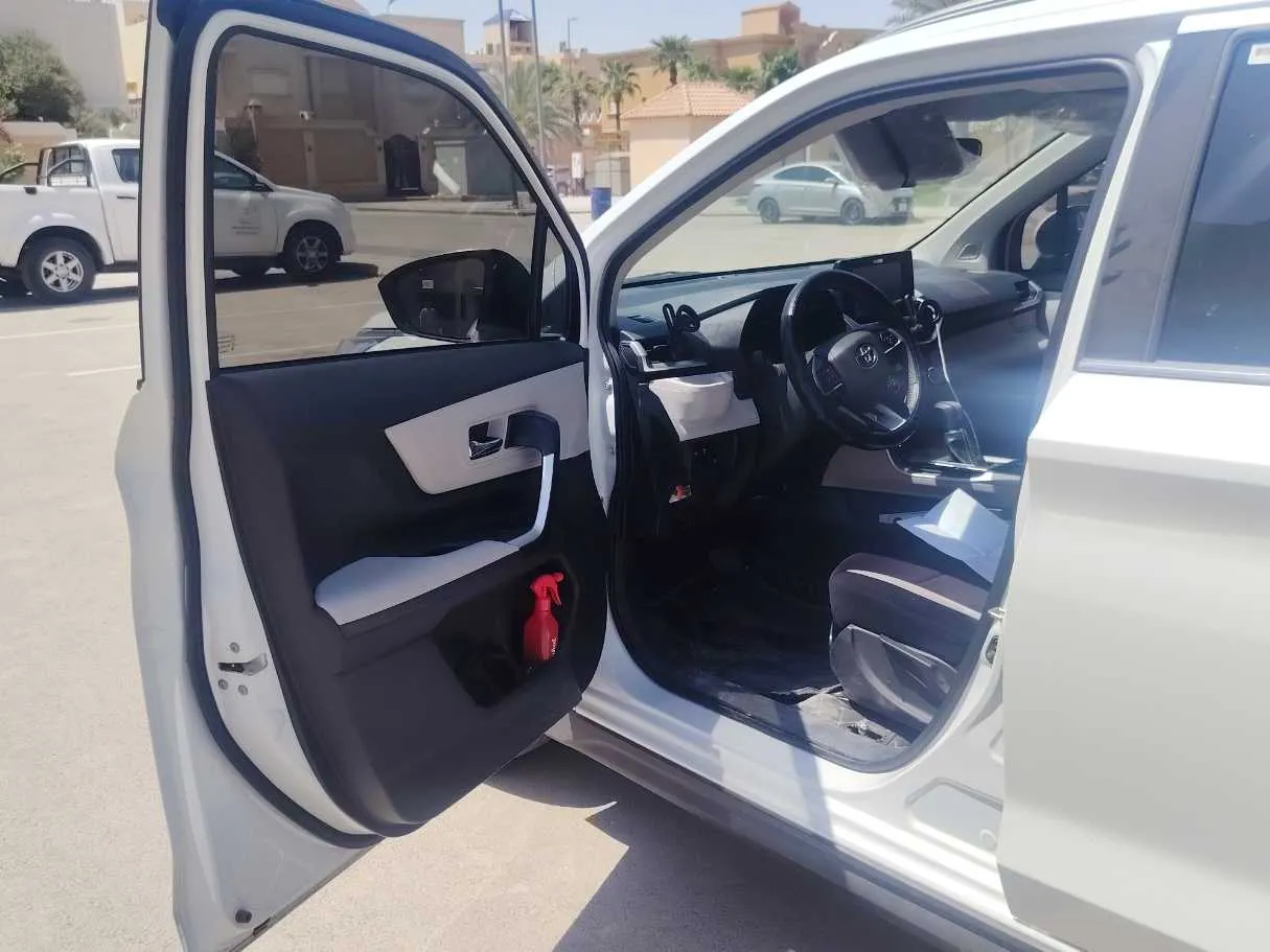 Car image 10