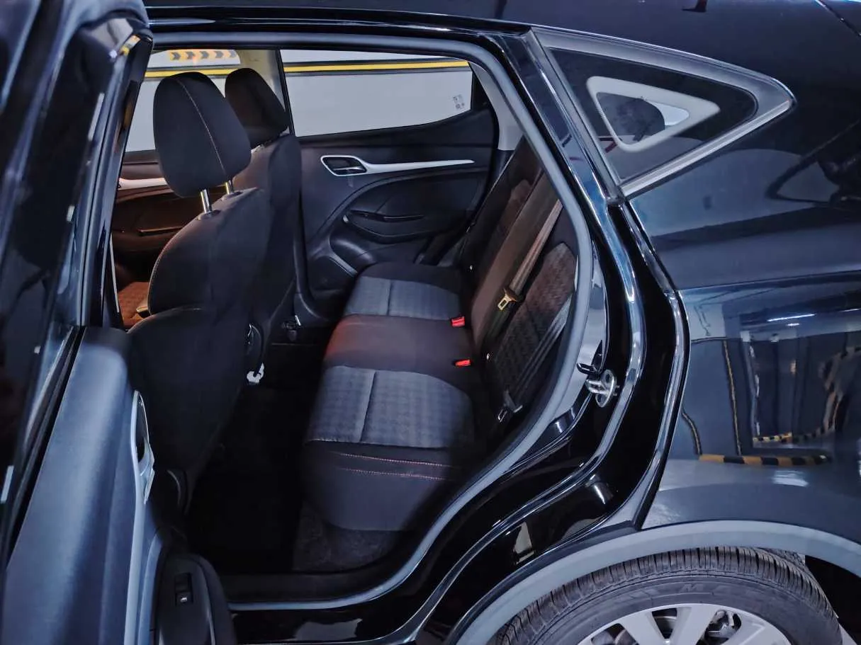 Car image 14