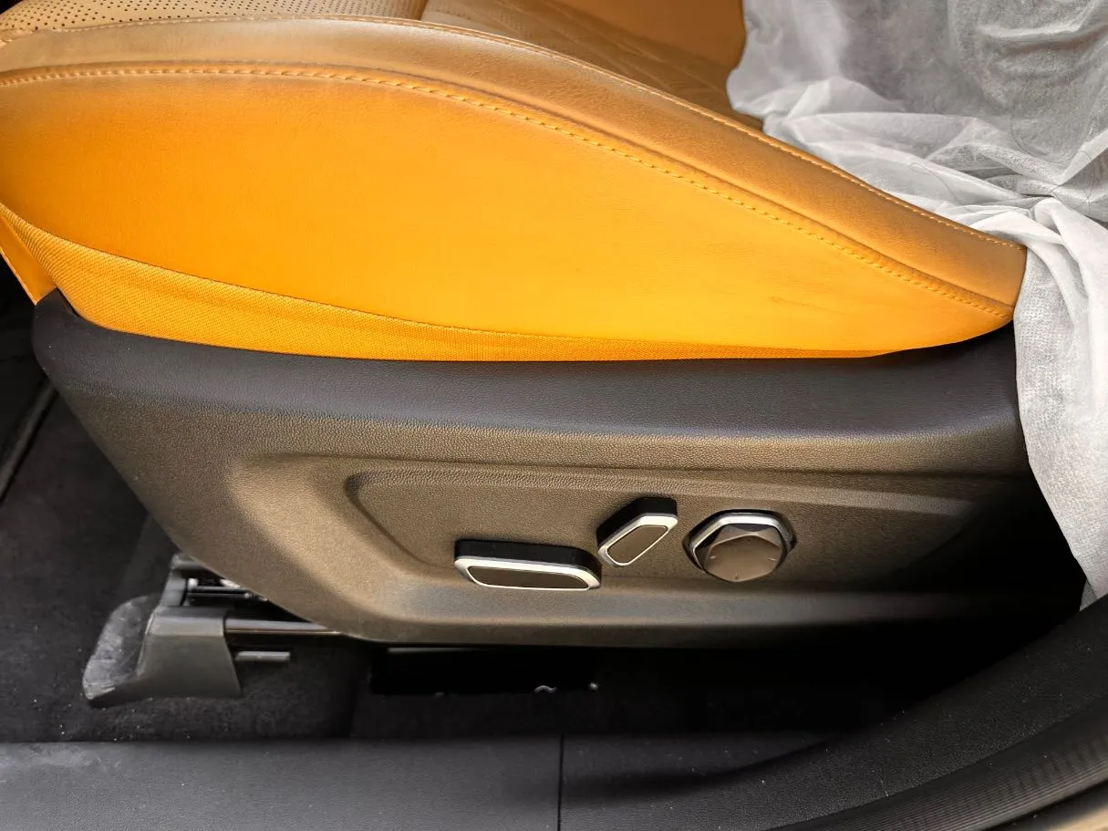 Car image 25