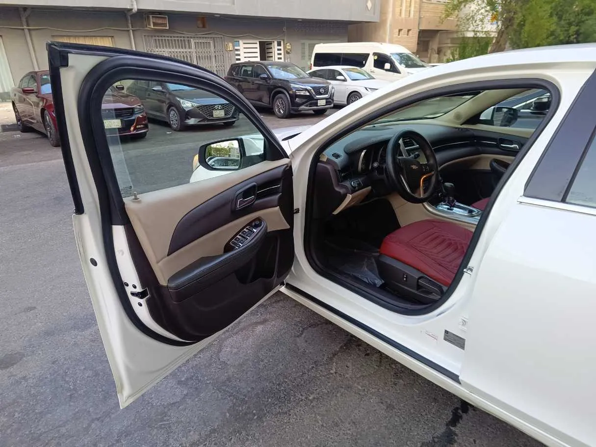 Car image 12