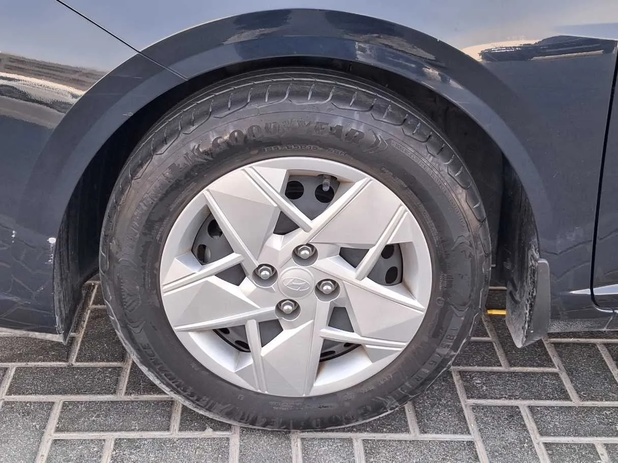 Car image 9