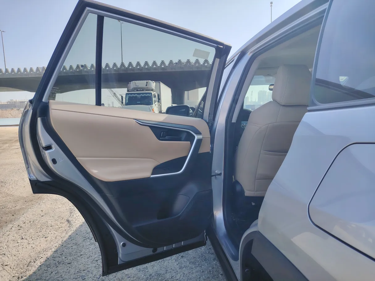 Car image 14
