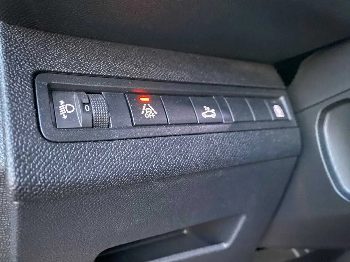 Car image 25