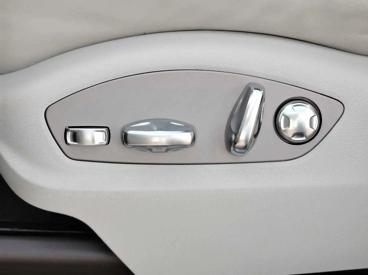 Car image 27
