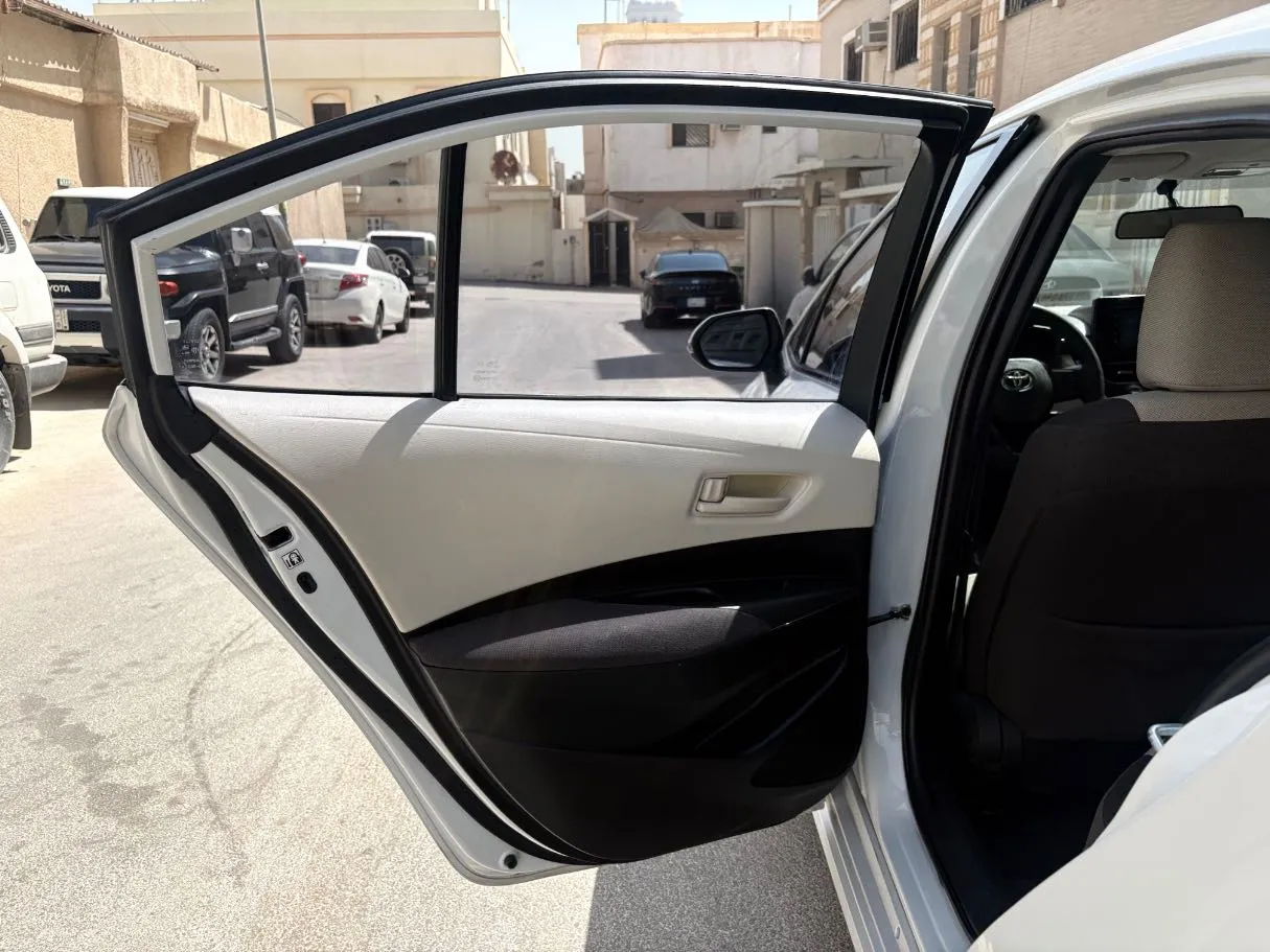 Car image 14