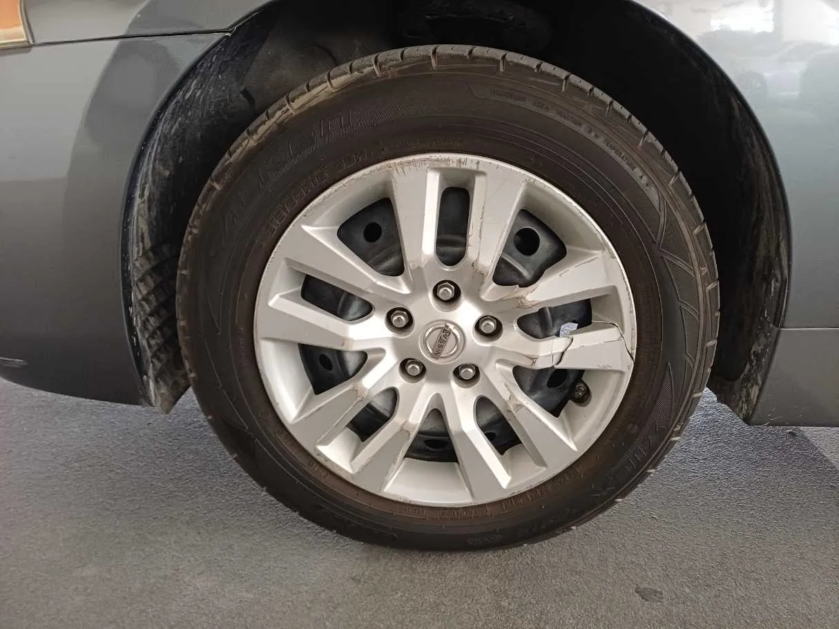 Car image 9