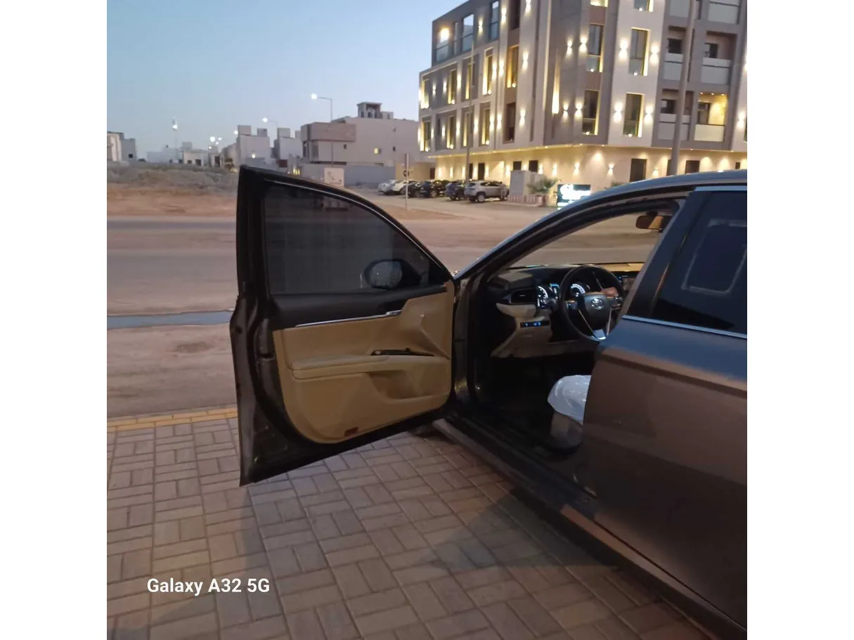 Car image 26