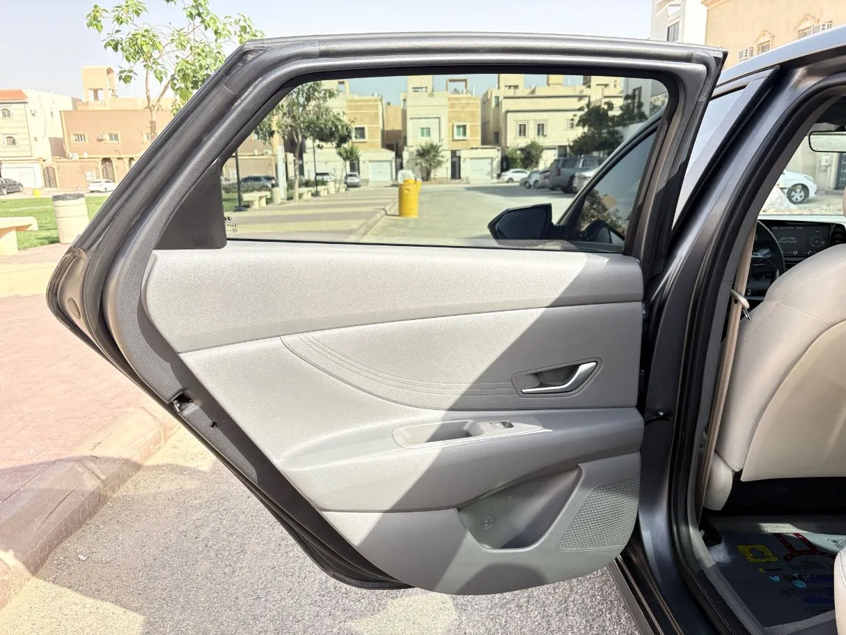 Car image 14