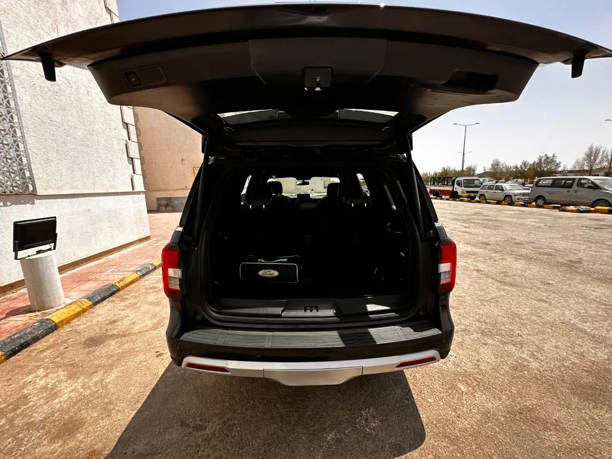 Car image 24