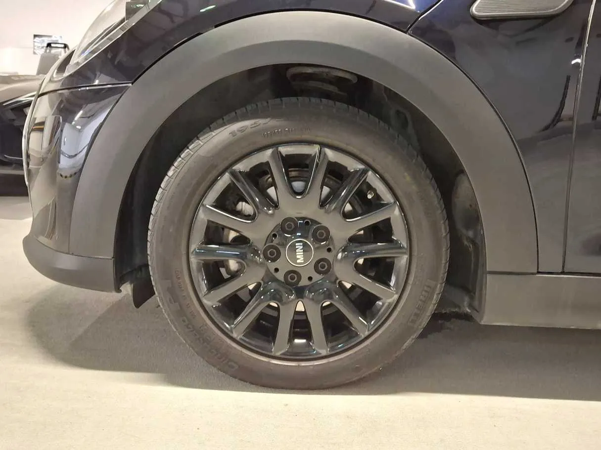 Car image 9