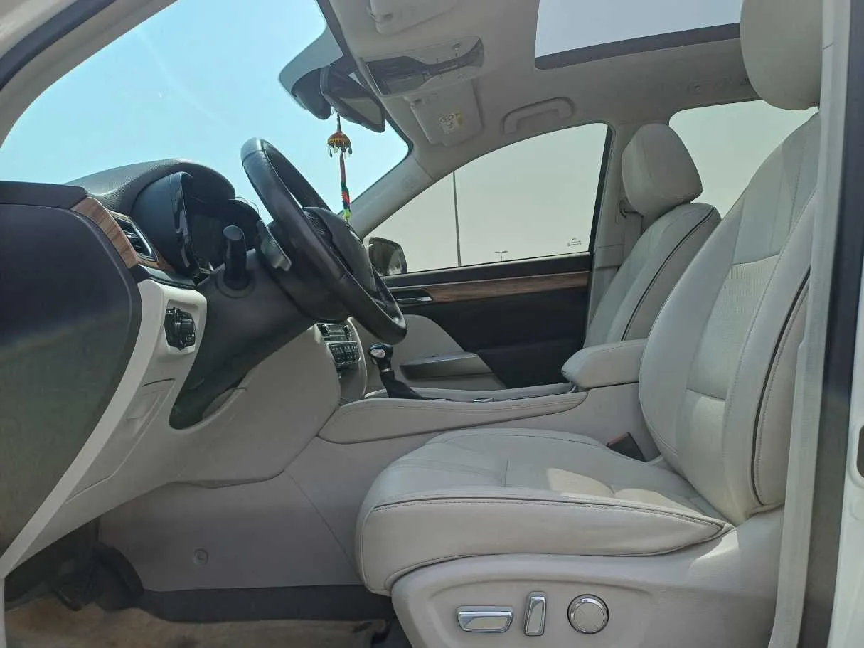 Car image 12